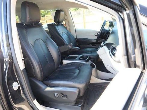 Used 2020 Chrysler Pacifica Touring-L Plus FWD image 29