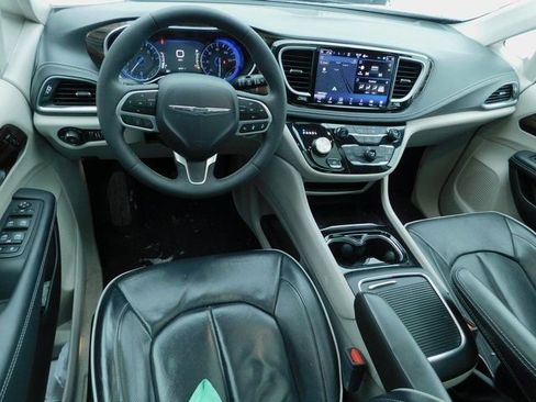 Used 2024 Chrysler Pacifica Limited image 10