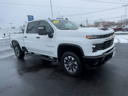 Used 2024 Chevrolet Silverado 2500 Custom w/ Custom Value Package image 2
