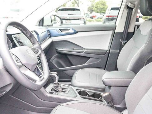 Used 2022 Volkswagen Taos SE w/ Panoramic Sunroof Package FWD image 16
