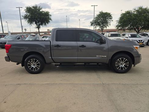 Used 2024 Nissan Titan SV w/ SV Convenience Package RWD image 2