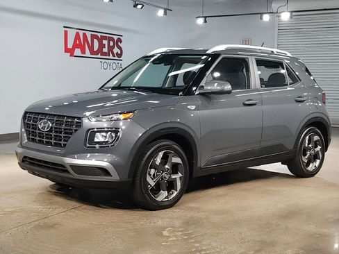 Used 2025 Hyundai Venue SEL FWD image 3