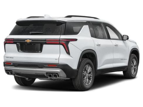 Used 2025 Chevrolet Traverse LT w/ Driver Confidence Package FWD image 3