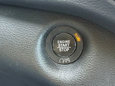 Used 2019 Jeep Cherokee Latitude Plus w/ Comfort/Convenience Group image 16