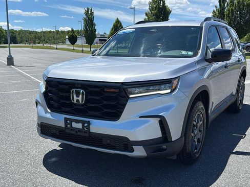 Certified 2025 Honda Pilot TrailSport image 15