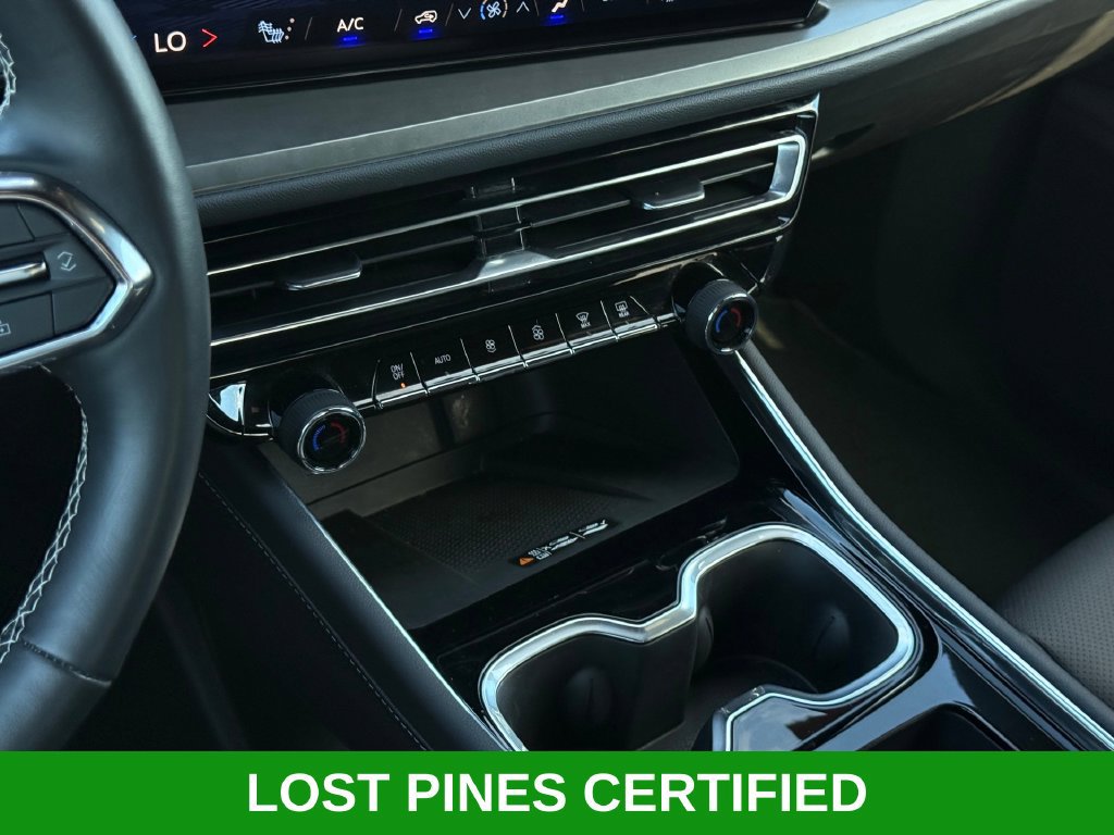 Used 2025 Chevrolet Traverse LT FWD image 16