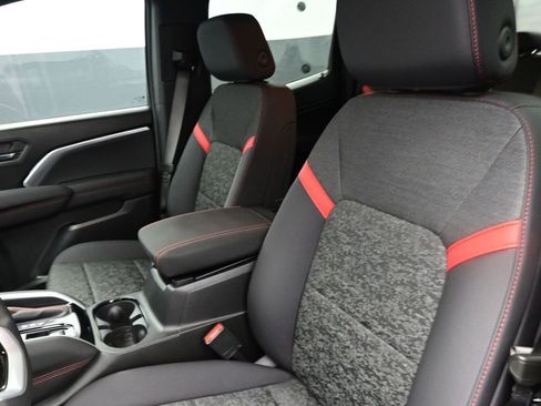 Used 2025 Chevrolet Colorado Z71 w/ Midnight Edition image 33