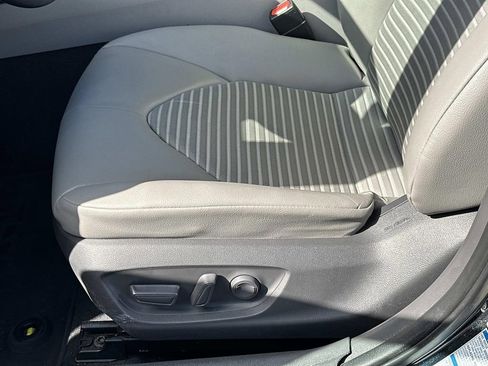 Used 2020 Toyota Camry SE w/ Cold Weather Package image 17