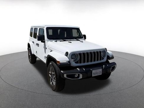 Used 2025 Jeep Wrangler Unlimited Sahara AWD/4WD image 3
