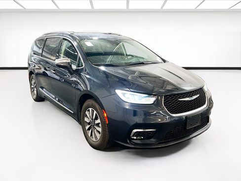 Used 2021 Chrysler Pacifica Limited w/ Premium & Safety Sphere Group FWD image 3