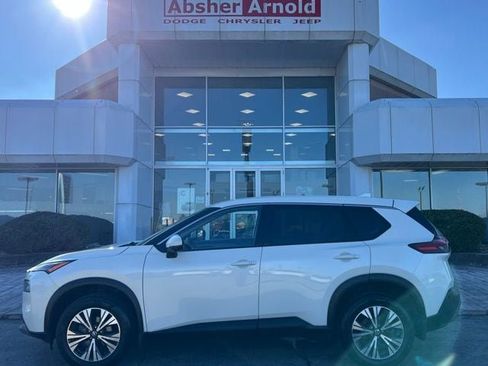 Used 2021 Nissan Rogue SV image 3