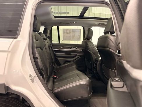 Used 2023 Jeep Grand Cherokee Limited w/ Black Appearance Package AWD/4WD image 9
