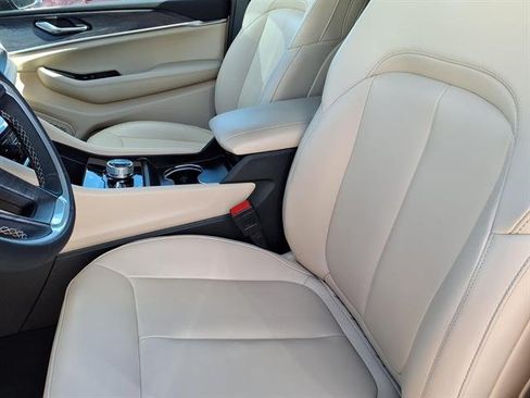 Used 2025 Jeep Grand Cherokee Limited AWD/4WD image 3