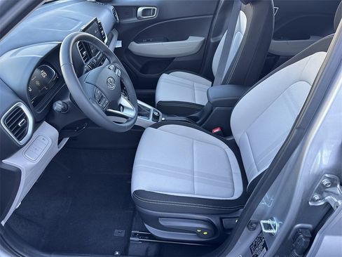 Used 2025 Hyundai Venue SEL image 9