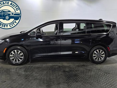 Used 2024 Chrysler Pacifica Limited FWD image 4