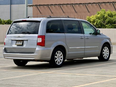 Used 2015 Chrysler Town & Country Touring image 6