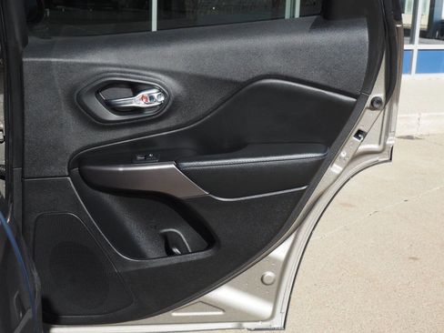 Used 2019 Jeep Cherokee Latitude Plus w/ Comfort/Convenience Group image 14