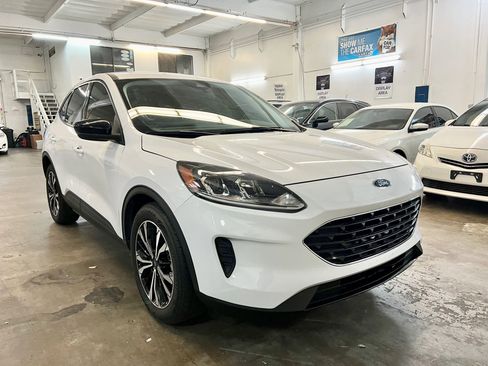 Used 2021 Ford Escape SE w/ SE Sport Appearance Package FWD image 3