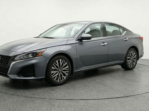 Used 2025 Nissan Altima 2.5 SV FWD image 3