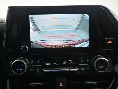 Used 2023 Toyota Highlander XLE image 18