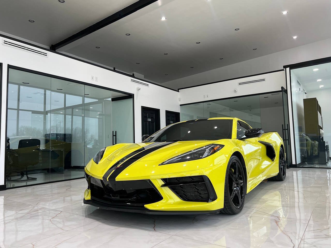Used 2021 Chevrolet Corvette Stingray Coupe w/ Z51 Performance Package RWD image 1