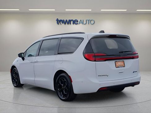 Used 2024 Chrysler Pacifica Premium FWD image 3