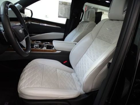 Used 2025 Cadillac Escalade ESV Sport Platinum AWD/4WD image 2