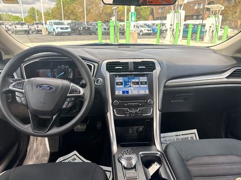 Used 2017 Ford Fusion SE w/ Fusion SE Technology Package FWD image 16