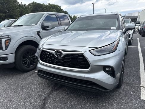 Used 2022 Toyota Highlander XLE AWD/4WD image 6