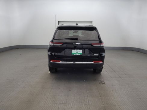 Used 2023 Jeep Grand Cherokee Laredo AWD/4WD image 6