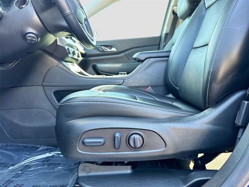 Used 2023 GMC Acadia SLT w/ Technology Package image 18