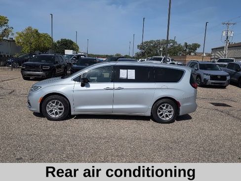 Used 2024 Chrysler Pacifica Touring-L FWD image 3