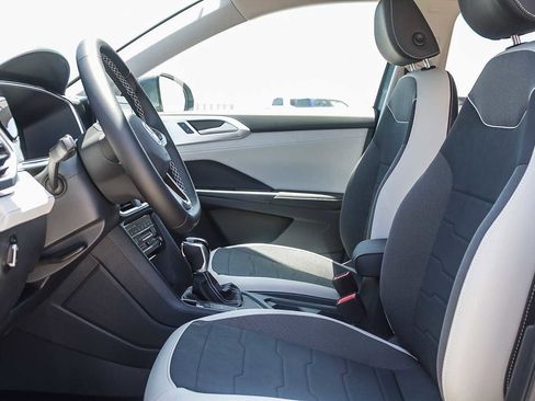 New 2025 Volkswagen Taos SE w/ Black Wheel Package FWD image 17