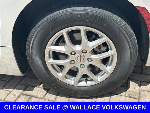 Used 2024 Chrysler Pacifica Touring-L FWD image 9