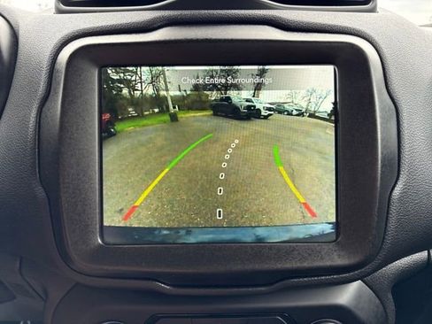 Used 2022 Jeep Renegade Latitude AWD/4WD image 16