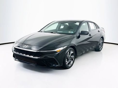 Used 2025 Hyundai Elantra SEL FWD image 3