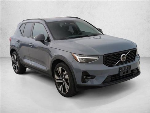 Used 2023 Volvo XC40 B5 Plus w/ Climate Package AWD/4WD image 3
