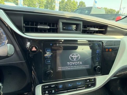 Used 2018 Toyota Corolla LE FWD image 17
