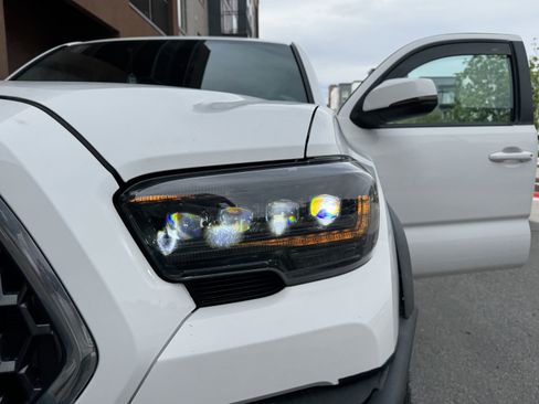 Used 2018 Toyota Tacoma TRD Off-Road w/ Technology Package image 16