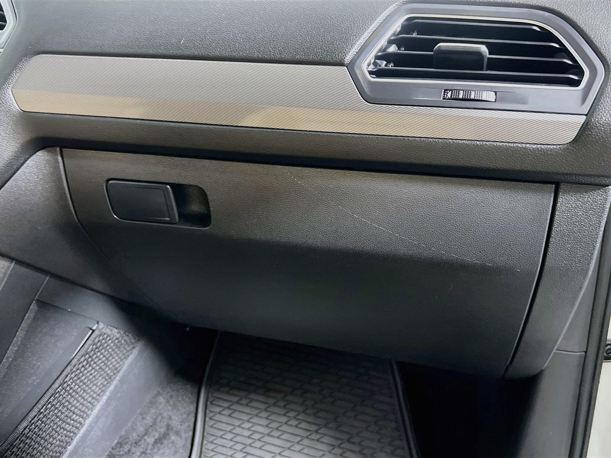 Used 2023 Volkswagen Tiguan SE w/ Panoramic Sunroof Package FWD image 33