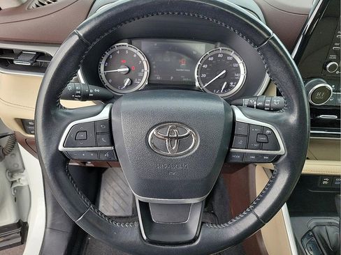 Used 2022 Toyota Highlander XLE FWD image 15