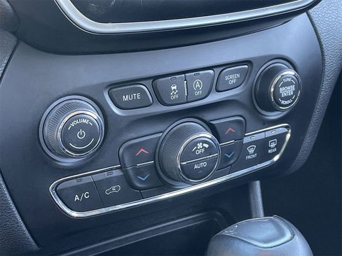 Used 2019 Jeep Cherokee Latitude Plus w/ Comfort/Convenience Group image 26