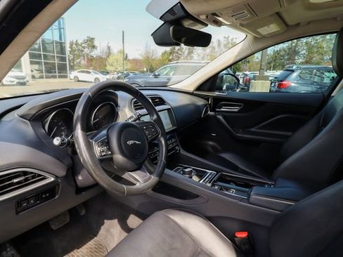 Used 2020 Jaguar F-PACE Premium image 33
