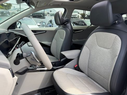 Used 2024 Kia Niro Wave w/ Wave Preserve Package FWD image 21