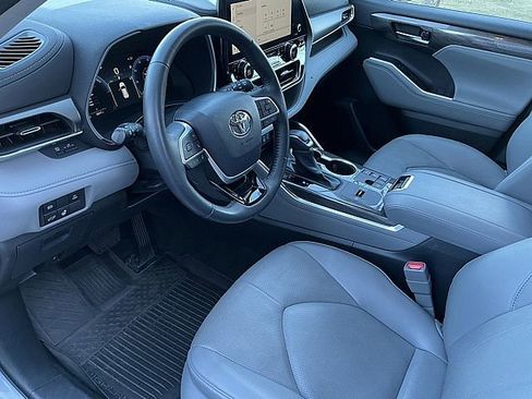 Used 2023 Toyota Highlander Limited image 16