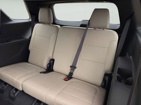 Used 2023 Chevrolet Traverse Premier image 12