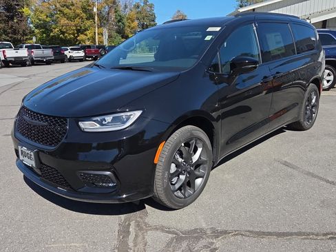 New 2026 Chrysler Pacifica Limited w/ S Appearance Package image 6