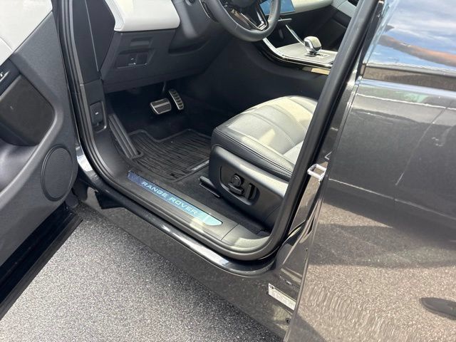 Used 2026 Land Rover Range Rover Evoque Dynamic SE AWD/4WD image 6