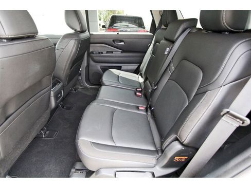 Used 2025 Nissan Pathfinder SL AWD/4WD image 7