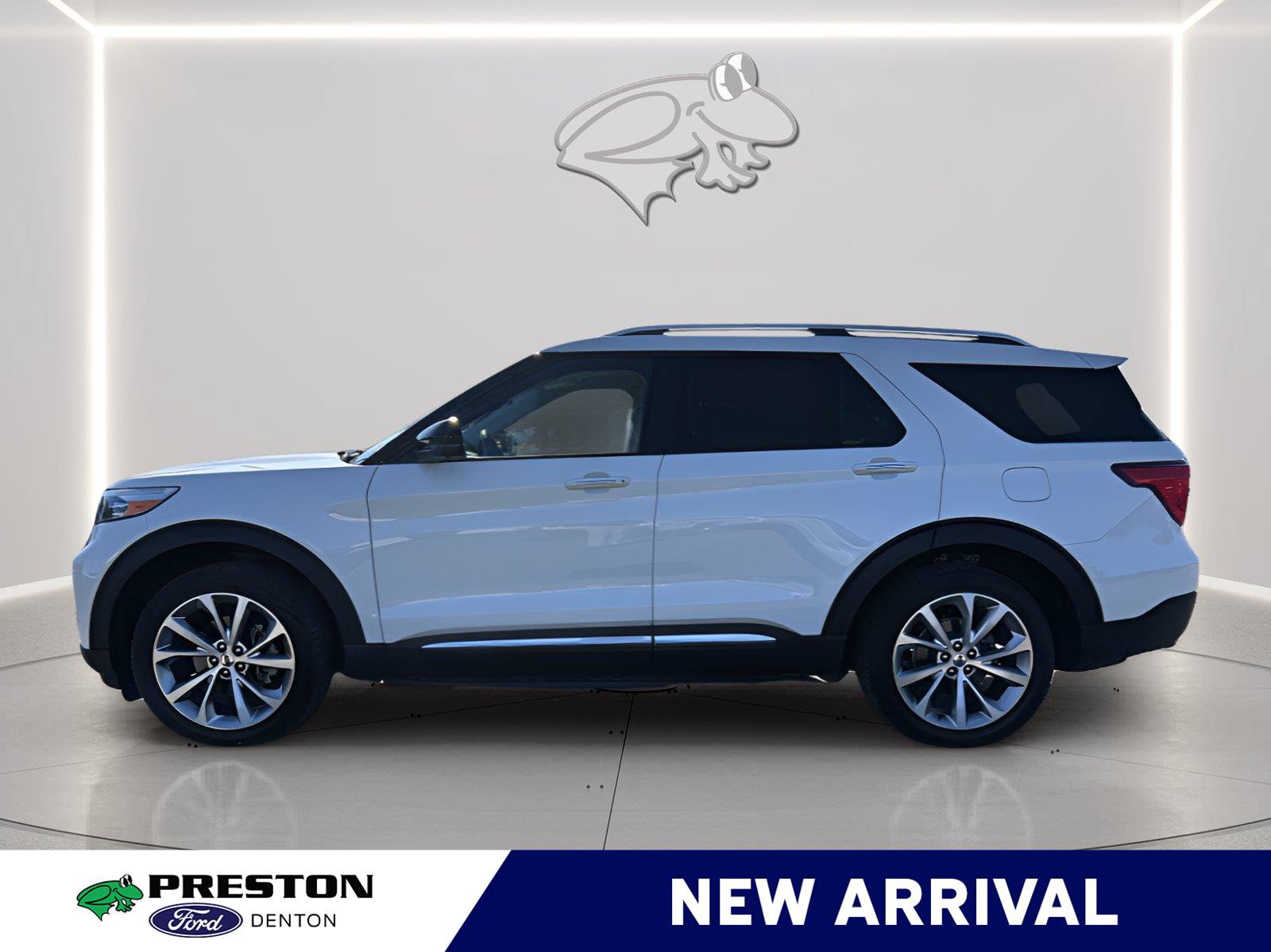 Used 2023 Ford Explorer Platinum w/ Technology Package AWD/4WD image 2